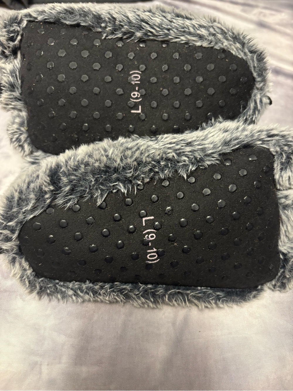 Faux Fur Gray Monster feet Winter Slippers with Toe Design kids size L 9/10 - Picture 3 of 3